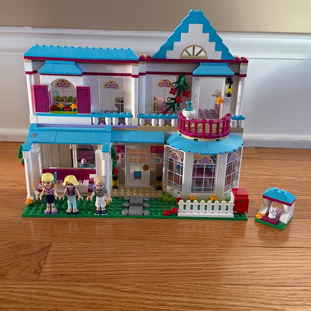 Lego friends Stephanie’s House Set. 622 pieces. EUC. Building. Summer.